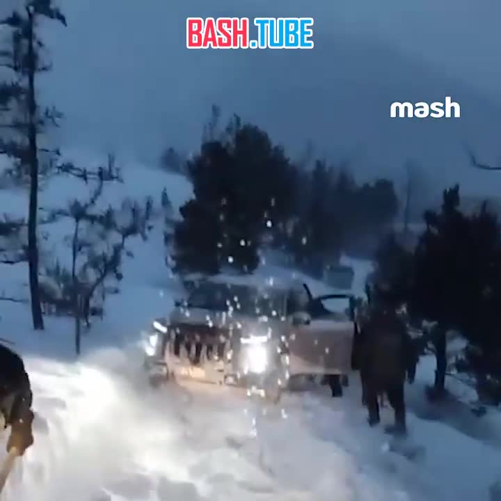  Семья из 18 человек, ехавшая на похороны с гробом на руках, застряла в снегах Иркутской области