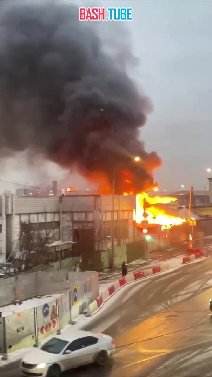  Одноэтажный ангар загорелся возле Рижского вокзала в Москве, по соседству с цветочным рынком