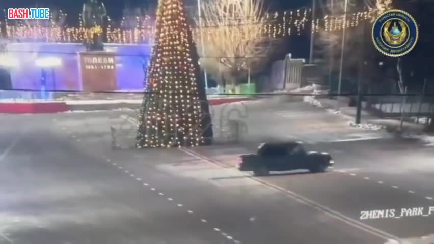  «Новогодний дрифт» в Казахстане закончился аварией с участием праздничной елки