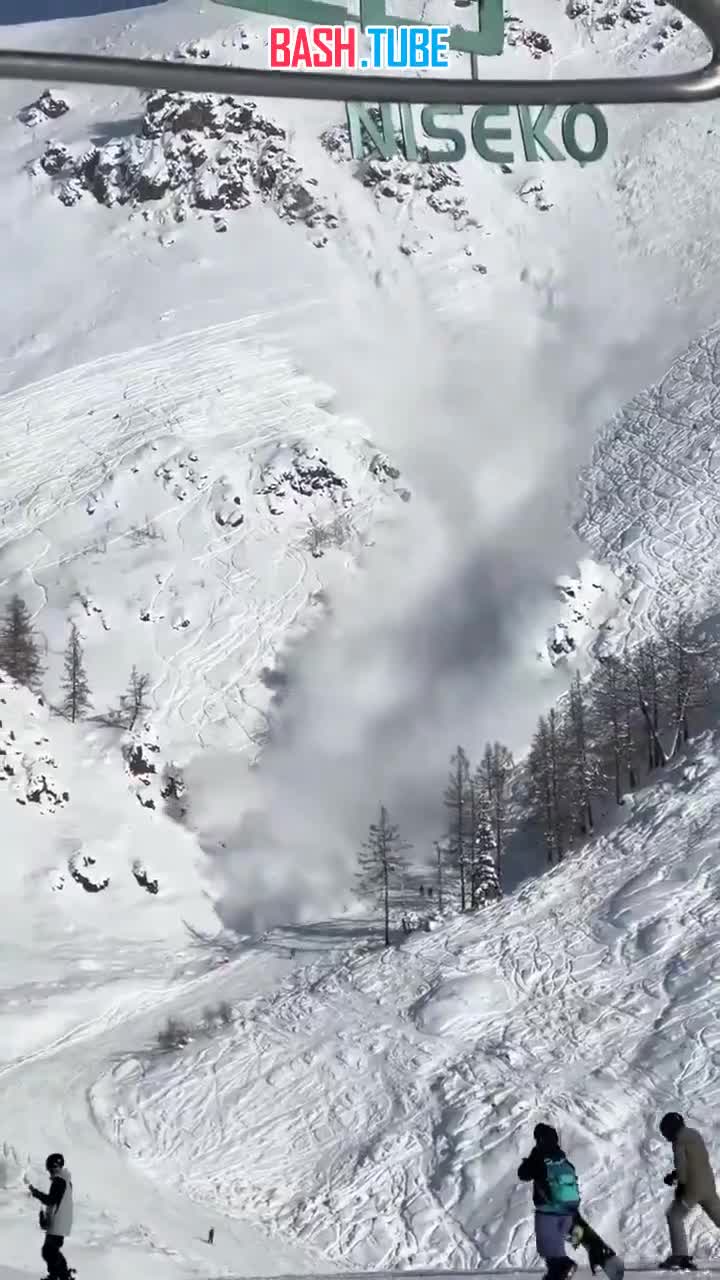  Сход снежной лавины на горнолыжном курорте Хэму, Синьцзян-Уйгурский автономный район Китая