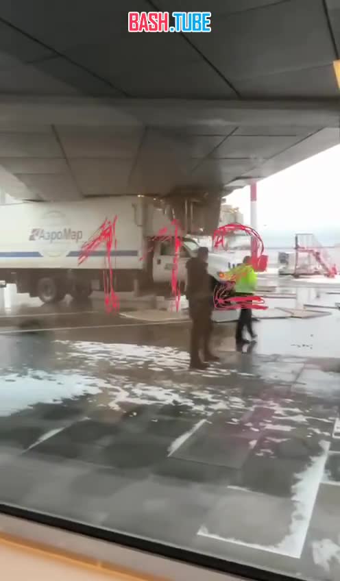  Грузовик снёс пассажирский трап в петербургском аэропорту Пулково