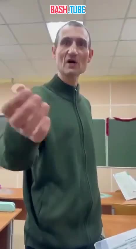  В московской школе ученик открыто издевался над учителем, угрожал увольнением и крыл его матом