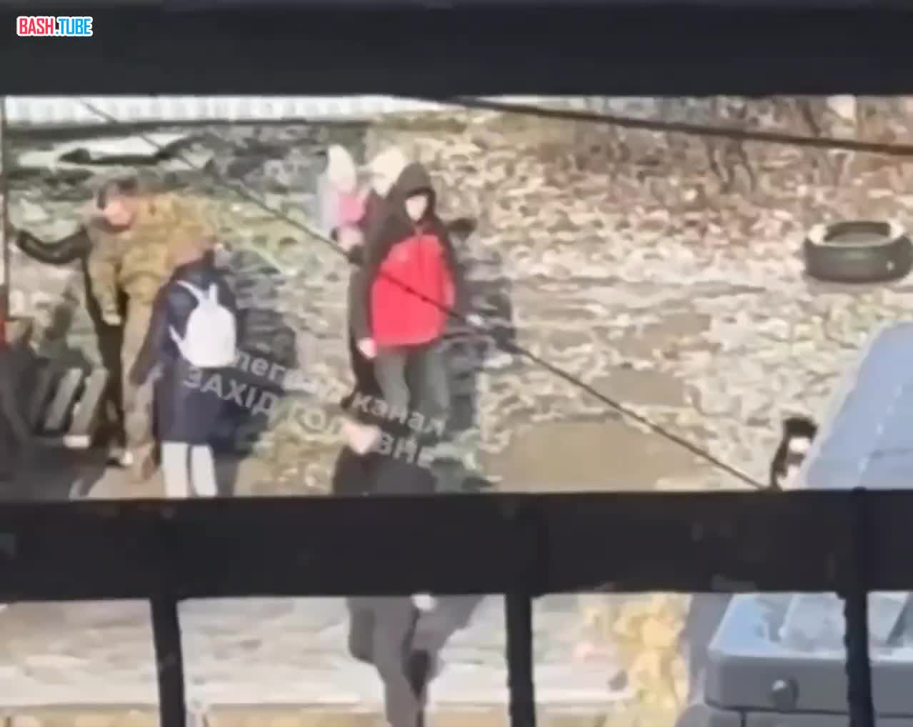  Украинский «защитник» из ТЦК залил перцовым газом женщину с ребёнком на руках