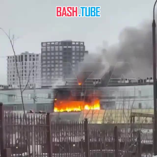  Сильный пожар в бизнес-центре «Варшавская Плаза» в Москве - пламя вырывается из окон