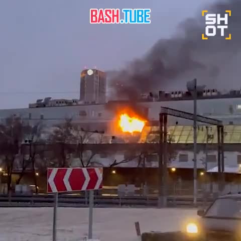  Пожар в БЦ «Варшавская Плаза» в Москве. Из окон вырывается открытый огонь