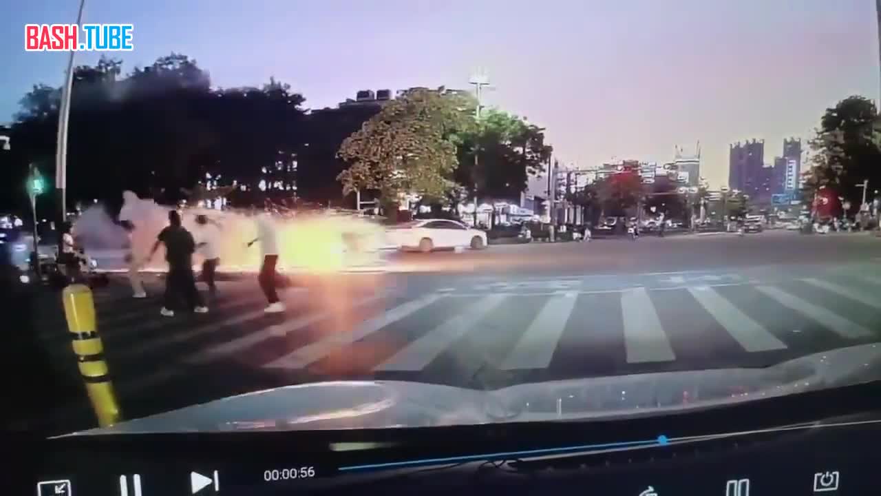  В Китае электровелосипед курьера доставки еды превратился в огненный шар: парень получил ожоги 88% тела