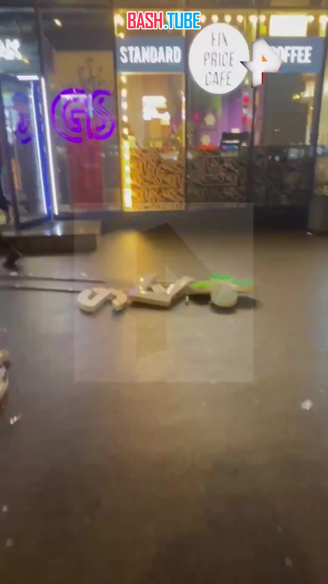  Вывеска ТРЦ разбила голову девушке в Санкт-Петербурге