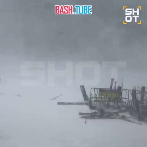  Обстановка на горнолыжке в Японии: мощная снежная буря сбила с ног туристов и снесла сноуборды