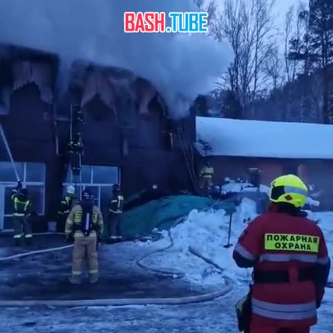  Туристическая база «Юность» загорелась на Алтае. Густой дом поднимается от крыши одного из зданий