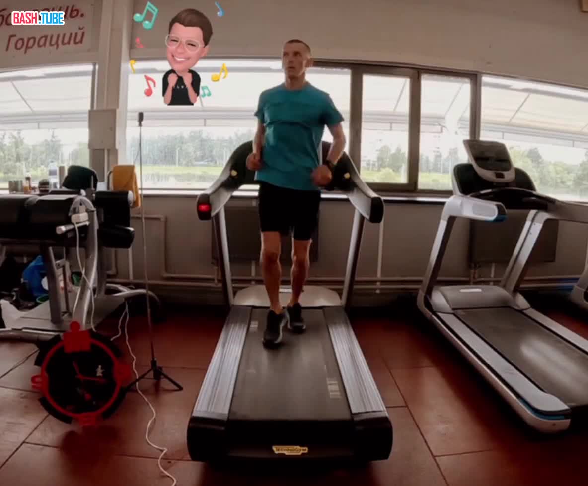  Самый быстрый забег спиной вперед: военный пенсионер в возрасте 42 лет установил новый мировой рекорд на беговой дорожке