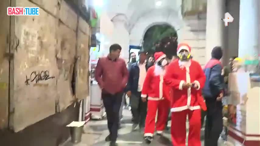  «Подарки - это временно, а лёгкие - навсегда»: Санта-Клаусов в кислородных масках заметили в столице Индии