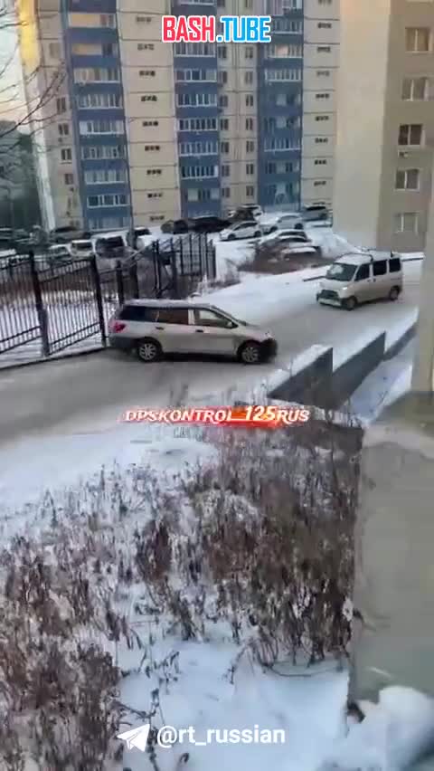  Сильный гололёд во Владивостоке: машины не могут забраться на склоны и катятся вниз