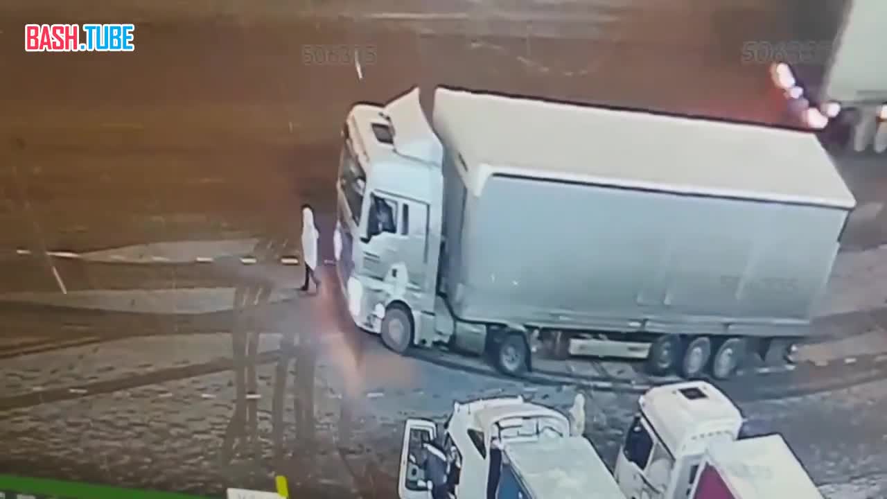  В Подмосковье женщина попала в слепую зону фуры: многотонная машина раздавила несчастную