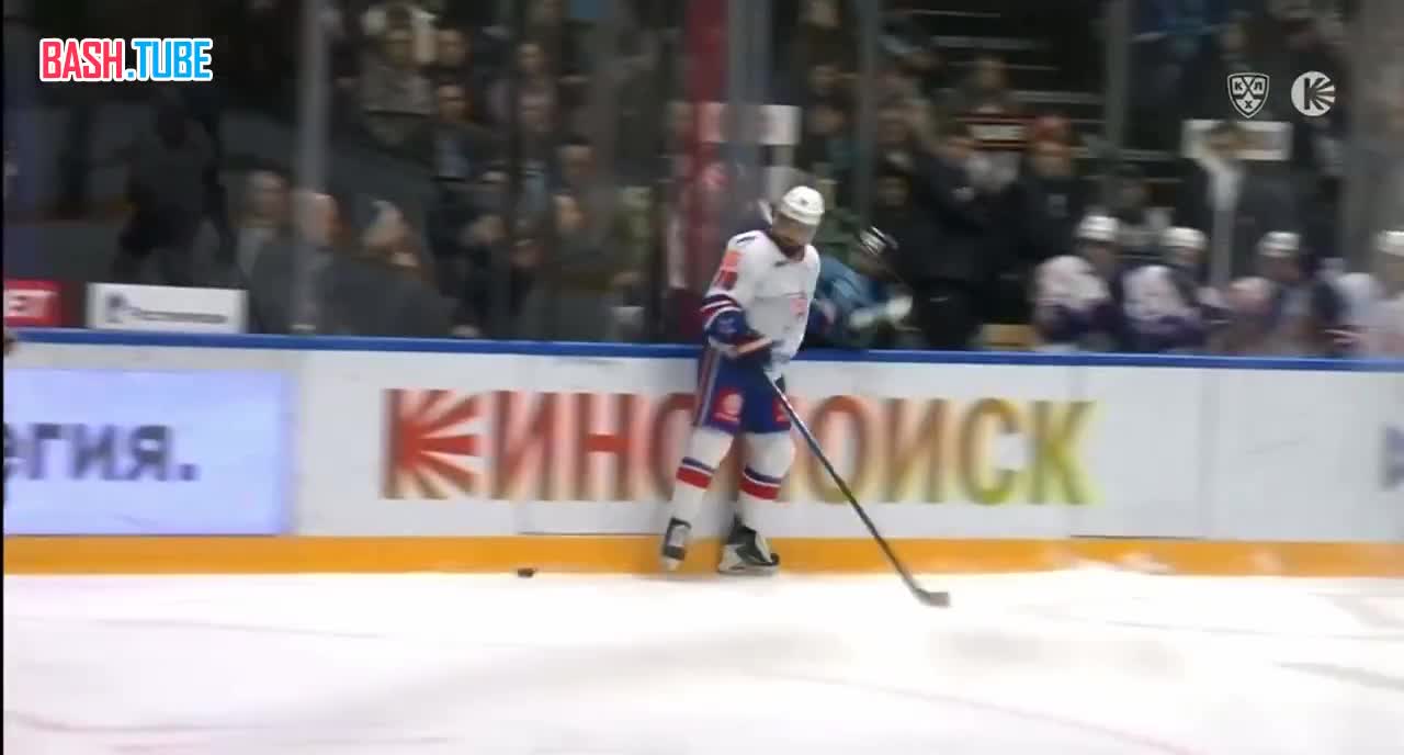  Хоккеист питерского СКА немного перестарался с силовым приëмом и «ушатал» не только соперника, но и своего запасного вратаря