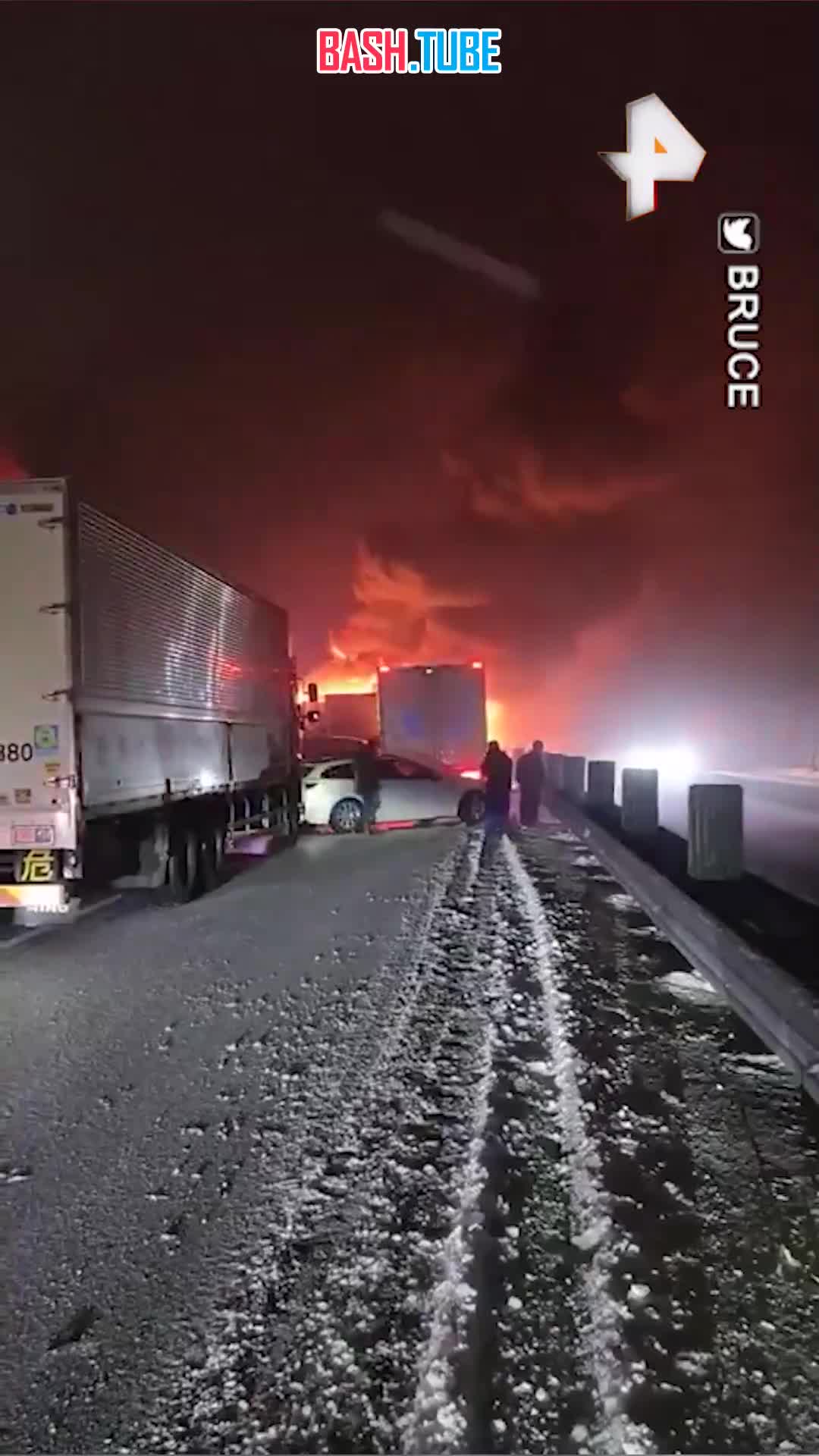  В Японии произошло массовое ДТП с участием 50 машин. Пострадали 26 человек, один погиб, сообщает канал TBS News