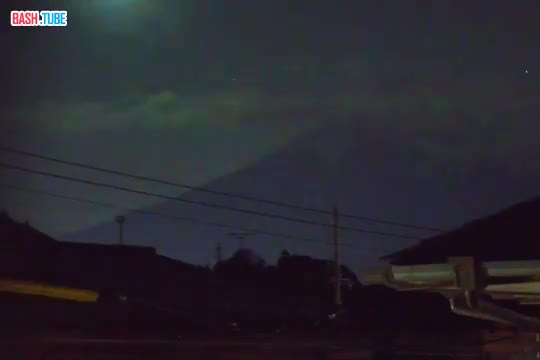  Яркий метеор осветил ночное небо над Японией близ горы Фудзи