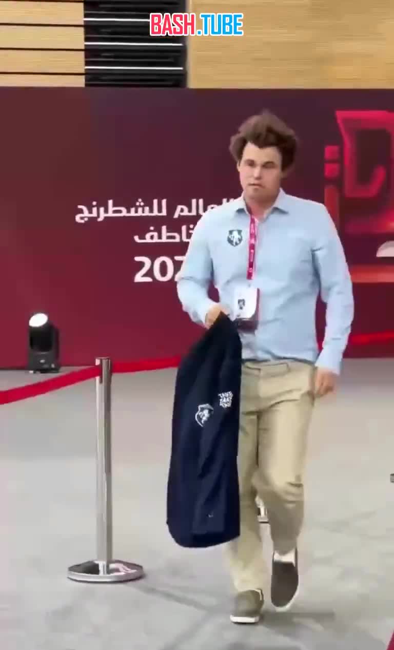  Норвежский шахматист после проигрыша россиянину, ударил по камере оператора, который снимал его как он уходил