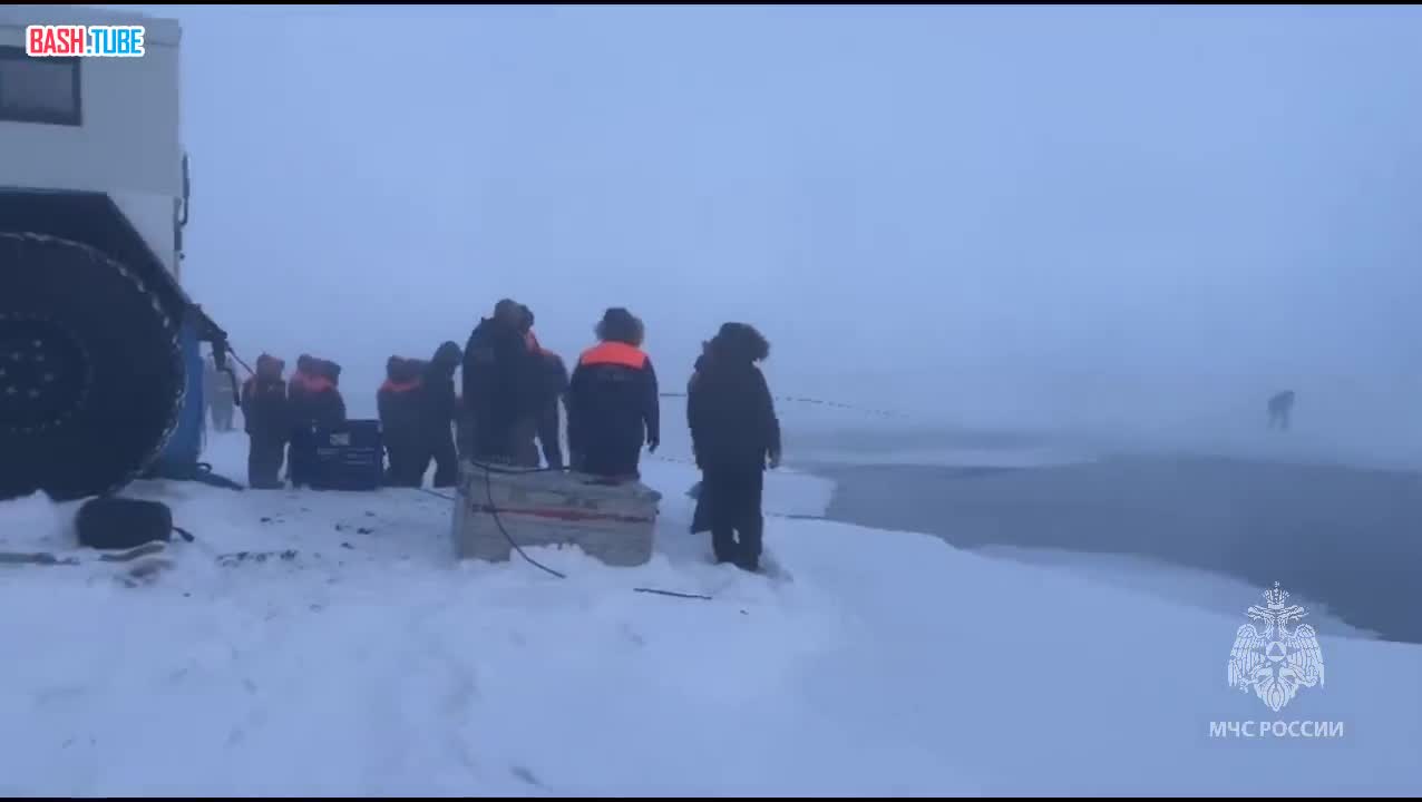  Затонувшую в Якутске машину вытащили. Внутри найдено тело ребенка, сообщила Служба спасения