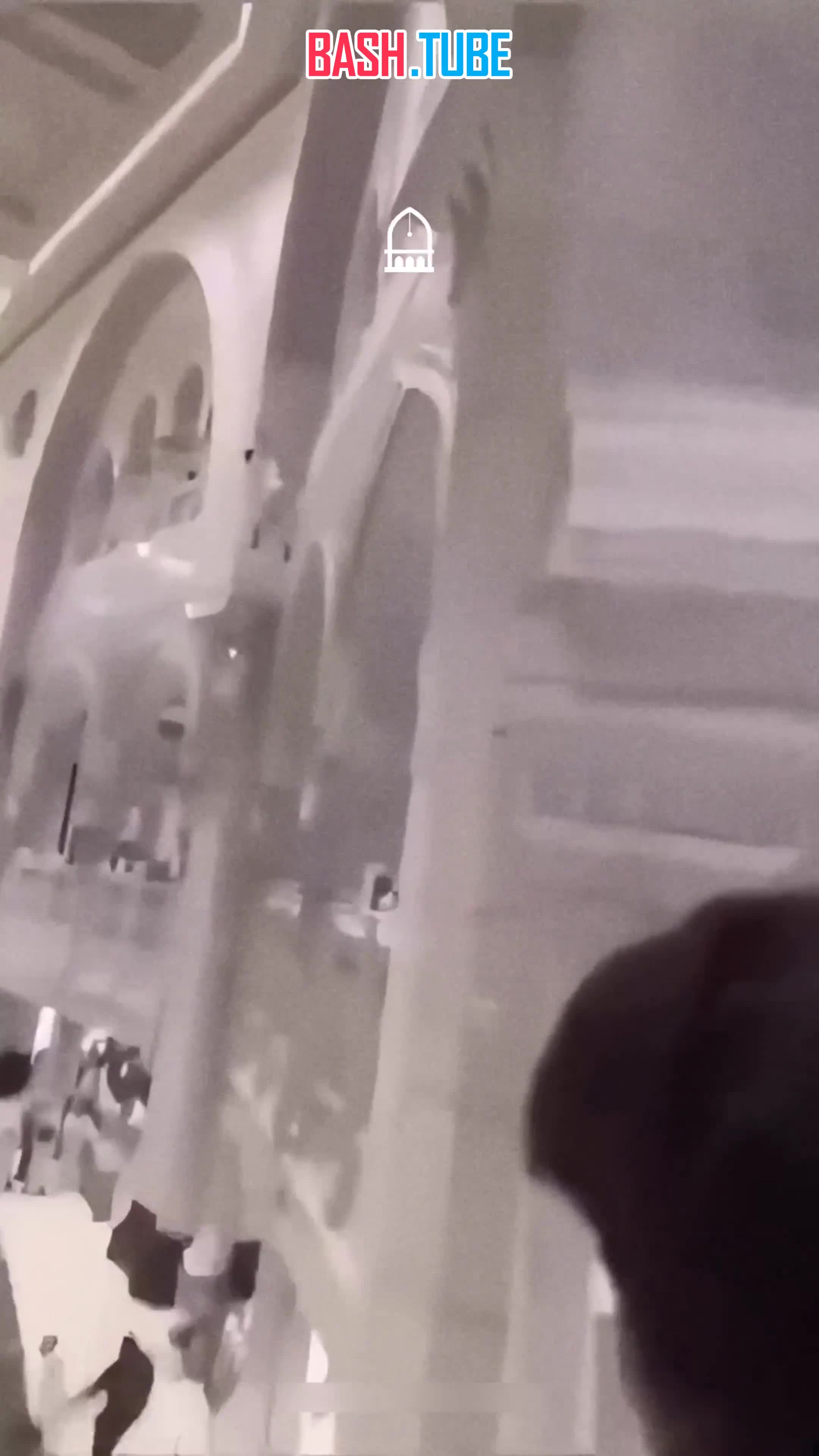  В Саудовской Аравии мужчина спрыгнул с третьего этажа мечети аль-Харам, но его поймал отважный охранник