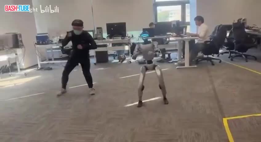  Китайский разработчик управлял роботом и случайно...пнул себя же
