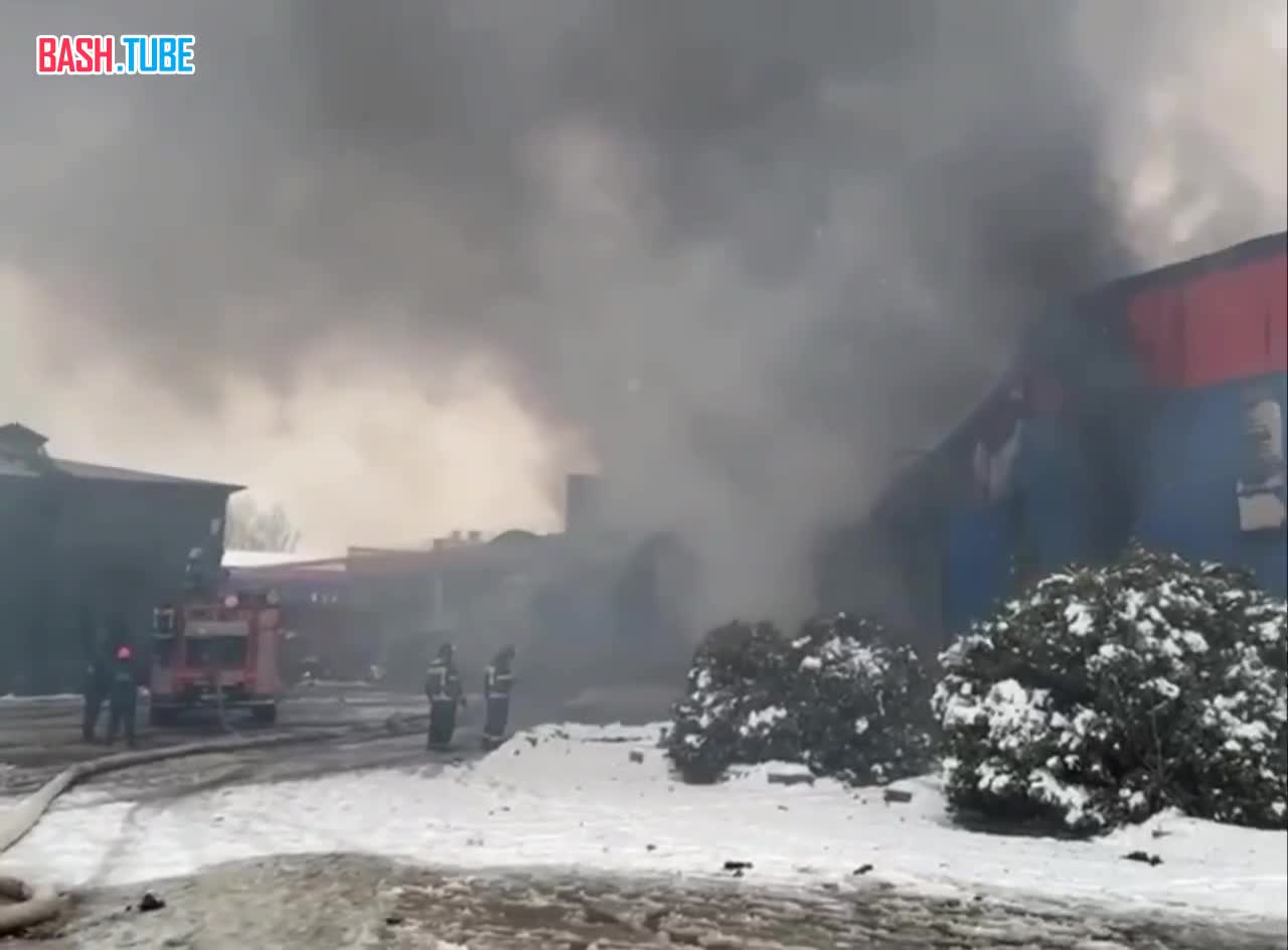  Крупный пожар произошёл в Торжке: загорелся склад обувной фабрики, - МЧС