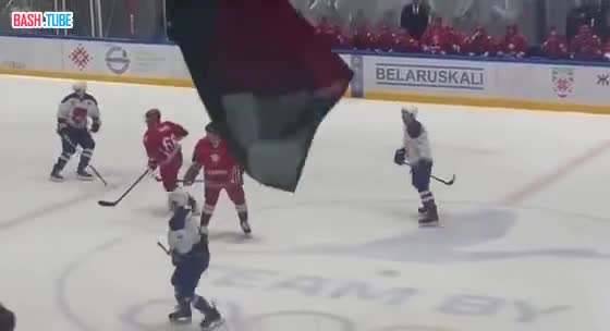  Лукашенко сбили с ног во время хоккейного матча – свой же игрок не заметил президента Беларуси и въехал в него спиной