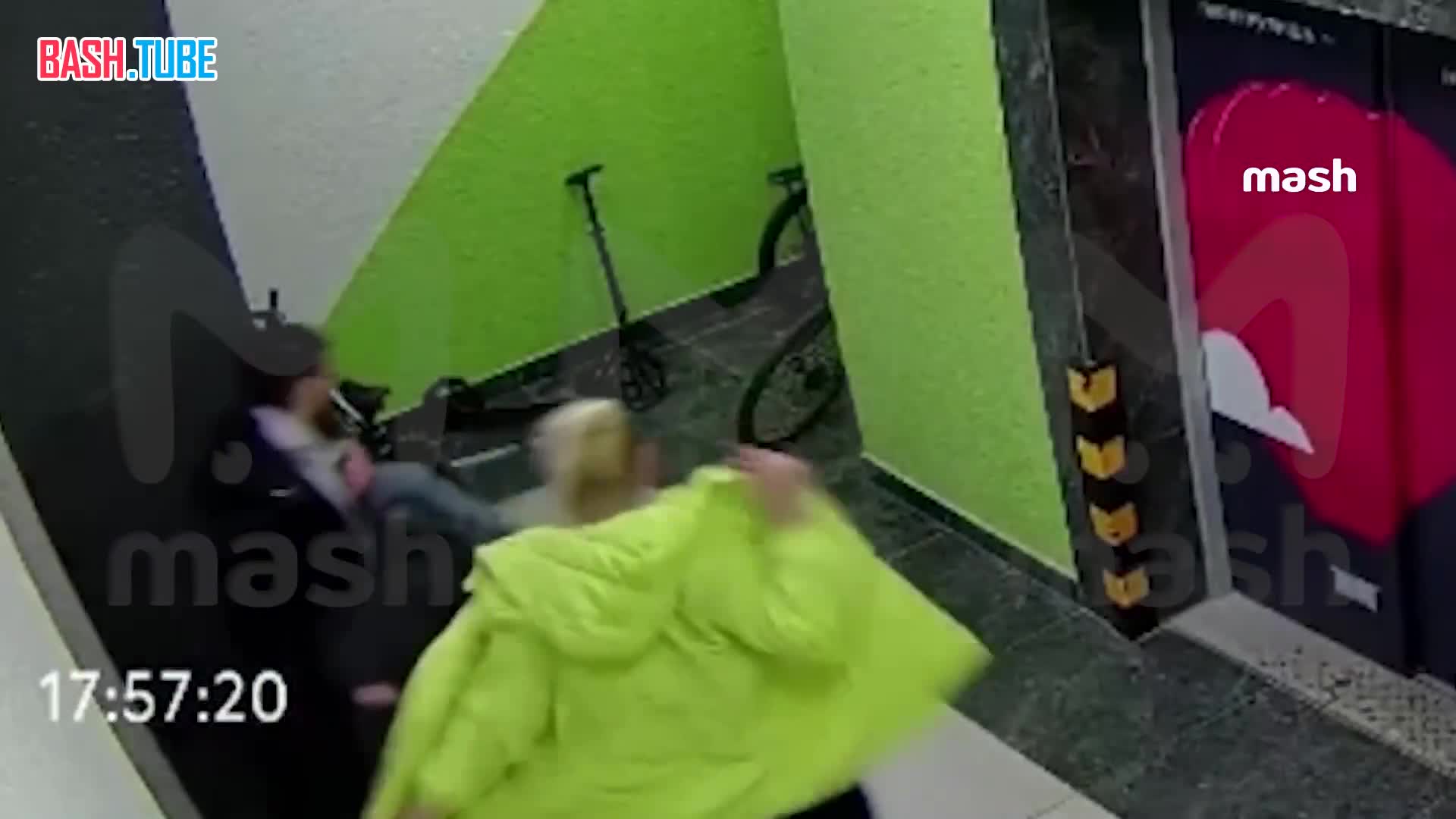  Случайный прохожий спас двоих детей, которые провалились под лёд во время игр на водоёме в Балашихе