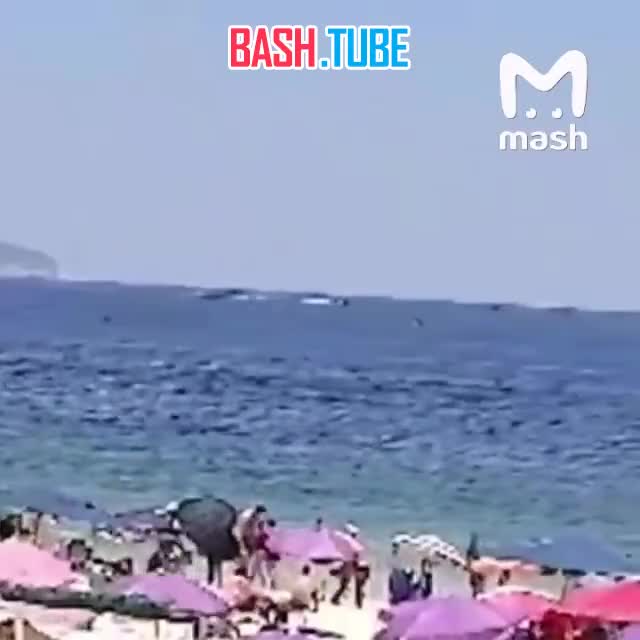  Рекламный самолёт рухнул в океан у пляжа Копакабана в Рио-де-Жанейро - пилот погиб