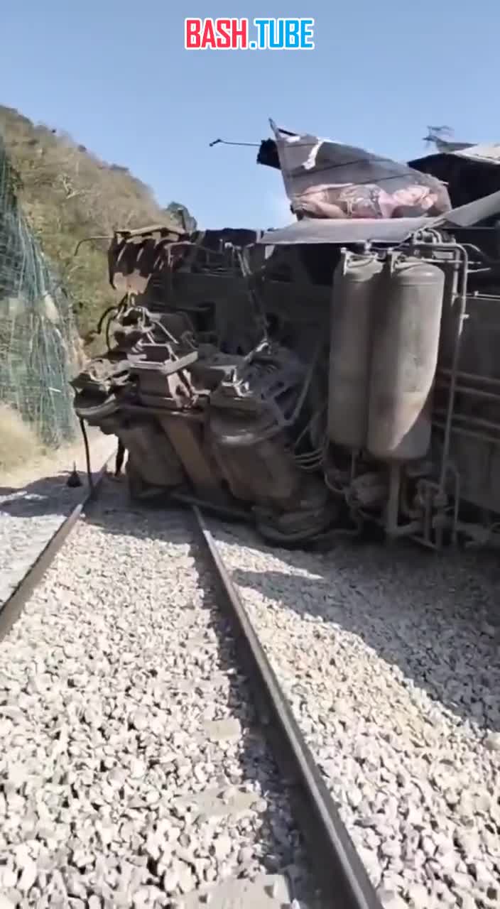  13 человек погибли, 98 получили ранения в результате схода поезда с рельсов в Мексике, - СМИ