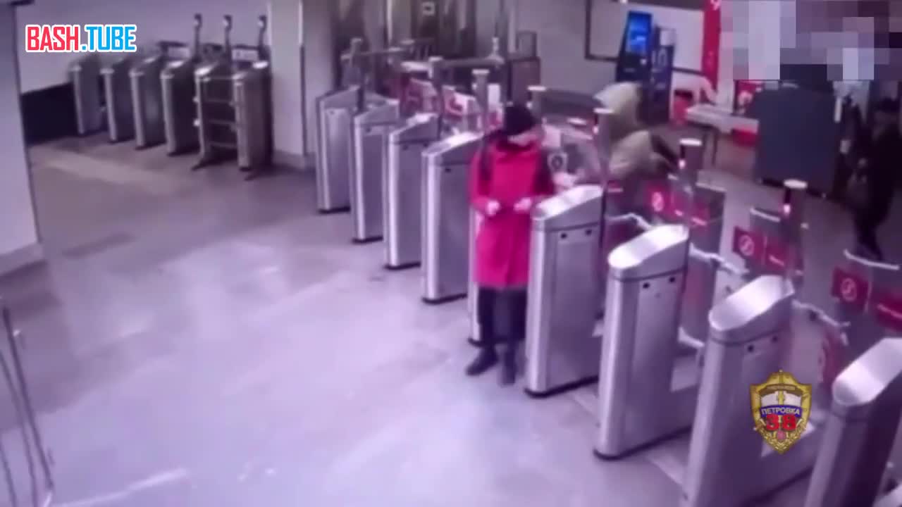  В Москве задержали парня, который плеснул девушке кофе в лицо за то, что она не дала ему пройти «зайцем»