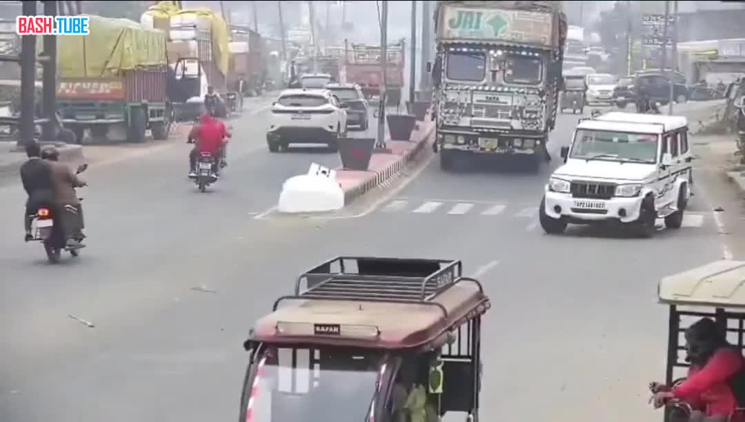  ДТП в пригороде индийского Дели, в результате которого погиб водитель внедорожника