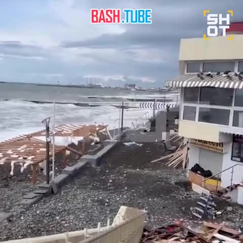  Мощный «шторм века» разнёс набережную в Сочи. Стихия разрушила ларьки, кафе и укрепления