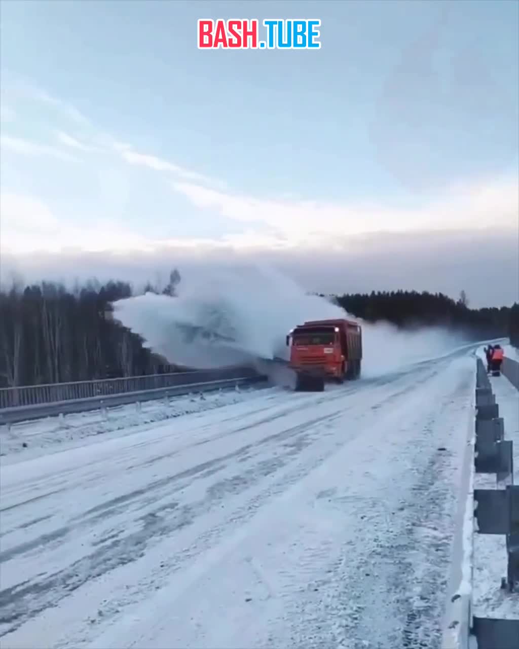  В Иркутской области коммунальщики показали, как нужно правильно убирать снег