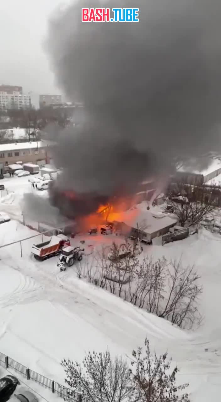  В Люберцах горит автосервис