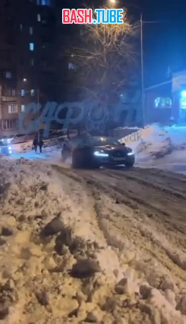  Во Владивостоке машина так сильно пыталась преодолеть скользкий склон, что загорелась