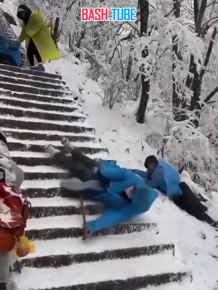  Несмотря на продолжающиеся снегопады и гололёд, поток туристов на Великой Китайской стене не оскудевает