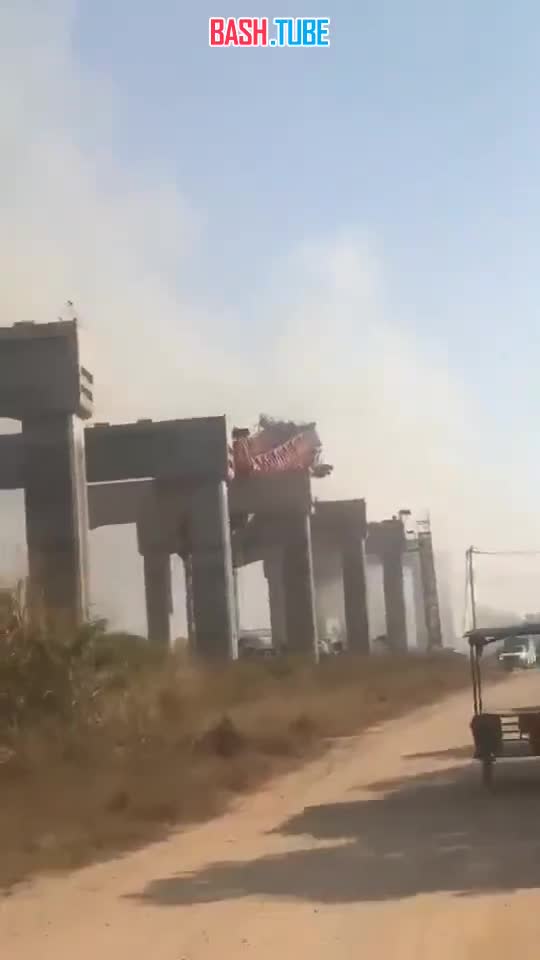  Строительный кран рухнул на поезд в Таиланде - 22 человека погибли, 55 пострадали, сообщают местные СМИ