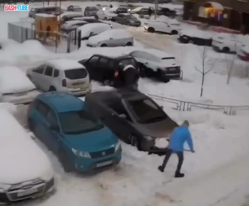  Снежное противостояние развернулось в одном из дворов Тулы