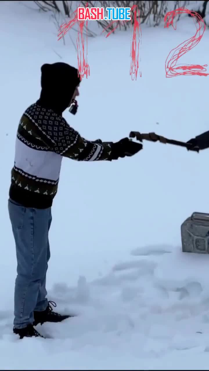  Группа парней задумала экстремальное фаер-шоу: поджечь себя и на скорости нырнуть в ледяную воду