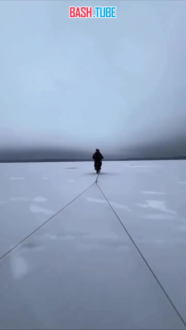  Экстремалы устроили опасные покатушки на диване по льду подмосковного озера