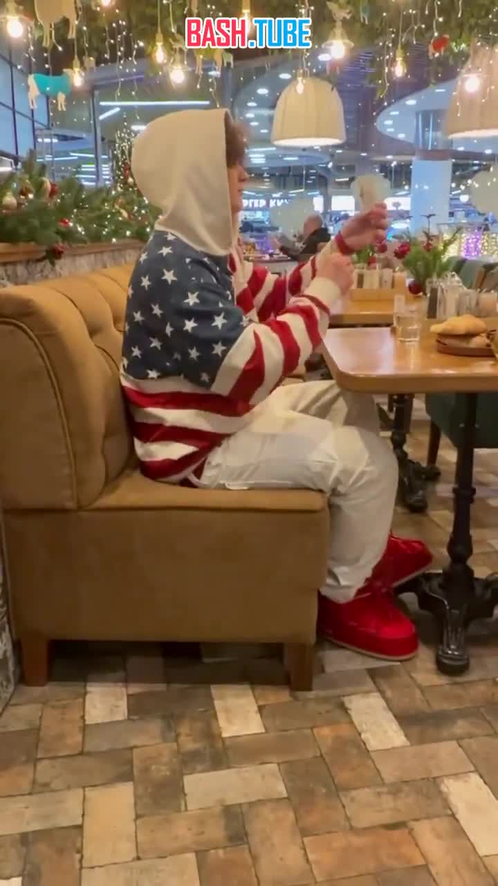  В Москве женщина отчитала подростка в ТЦ за то, что он был одет в худи цветов американского флага