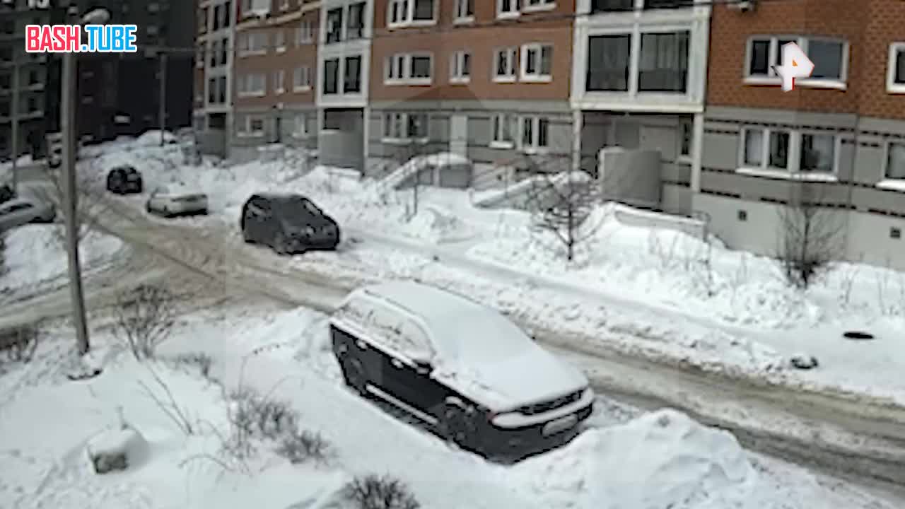  В распоряжении РЕН ТВ появился момент падения известного футболиста и воспитанника ЦСКА Адамса Лайонела в Подмосковье