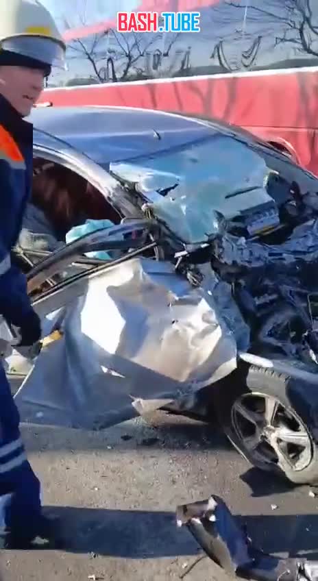  Легковушку вынесло на встречку и смяло в Находке - водителя деблокировали спасатели
