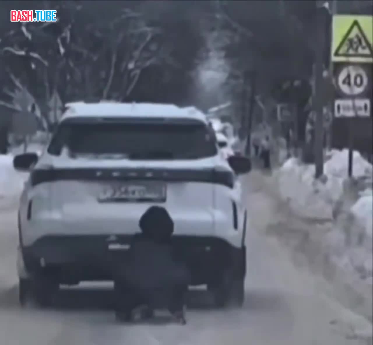  В Лобне полицейские разыскивают водителя, который катал ребенка на снегокате, привязанном к бамперу автомобиля