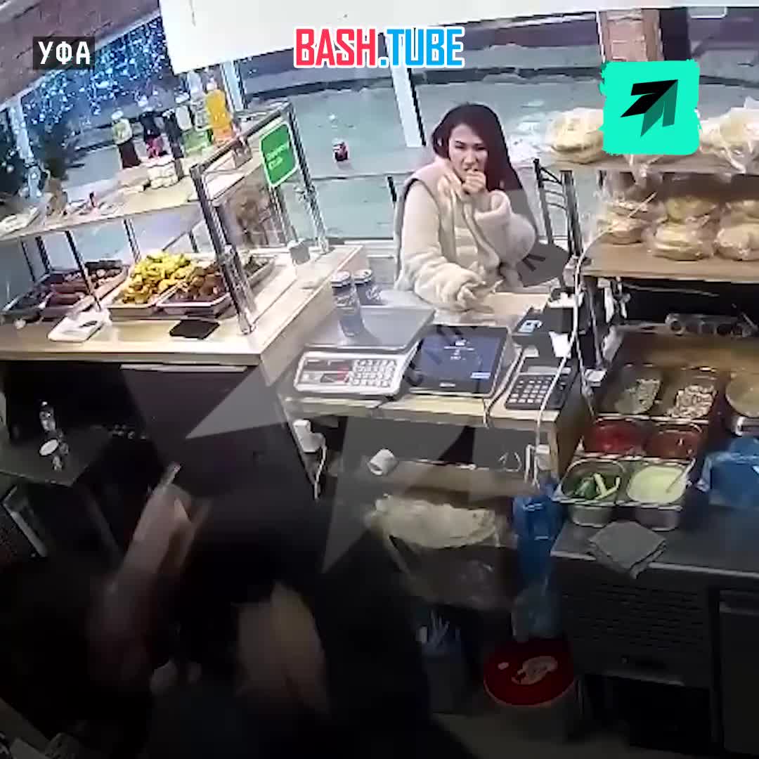  Уфимец жёстко избил повара из-за невкусной шаурмы. Мужик озверел после съеденного, но в итоге сам получил от толпы прохожих