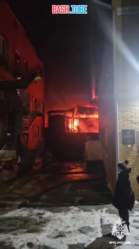  МЧС России ликвидируют возгорание 2 ранга склада мебели во Владивостоке