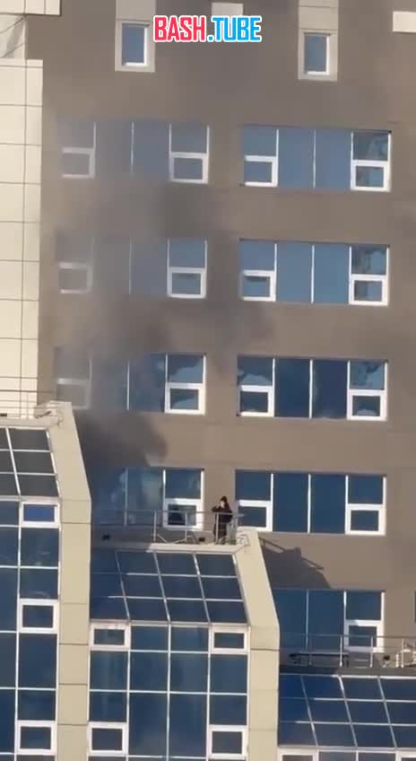  С балкона девятого этажа спасали человека из-за пожара в бизнес-центре Владивостока