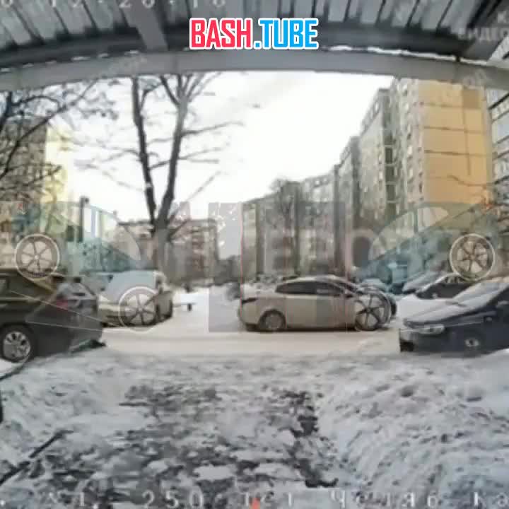  В Челябинске школьник решил провести эксперимент на 20-градусном морозе и лизнул панель домофона