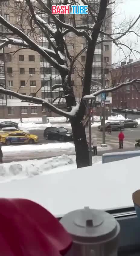  Водитель перекрыл движение, чтобы бабушка смогла перейти дорогу