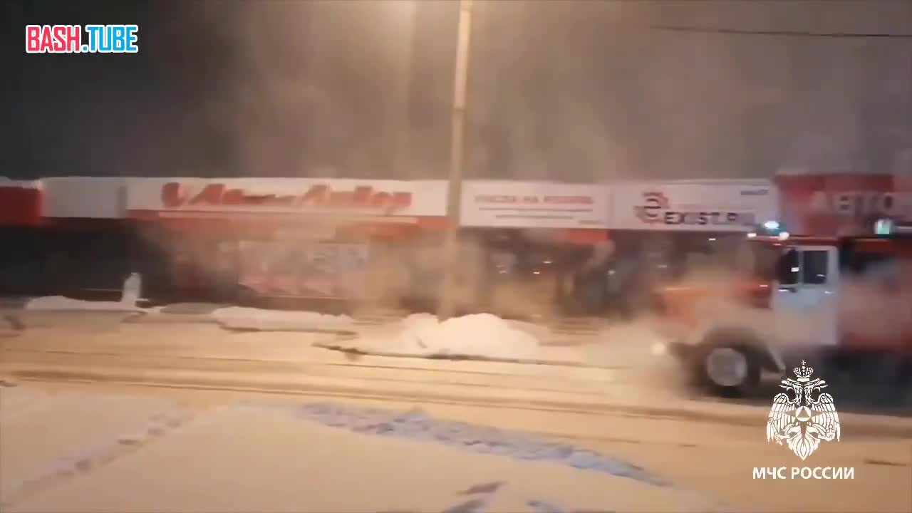  Крупный пожар разгорелся в торговом центре в Иркутской области - пять человек вызволили из горящего здания